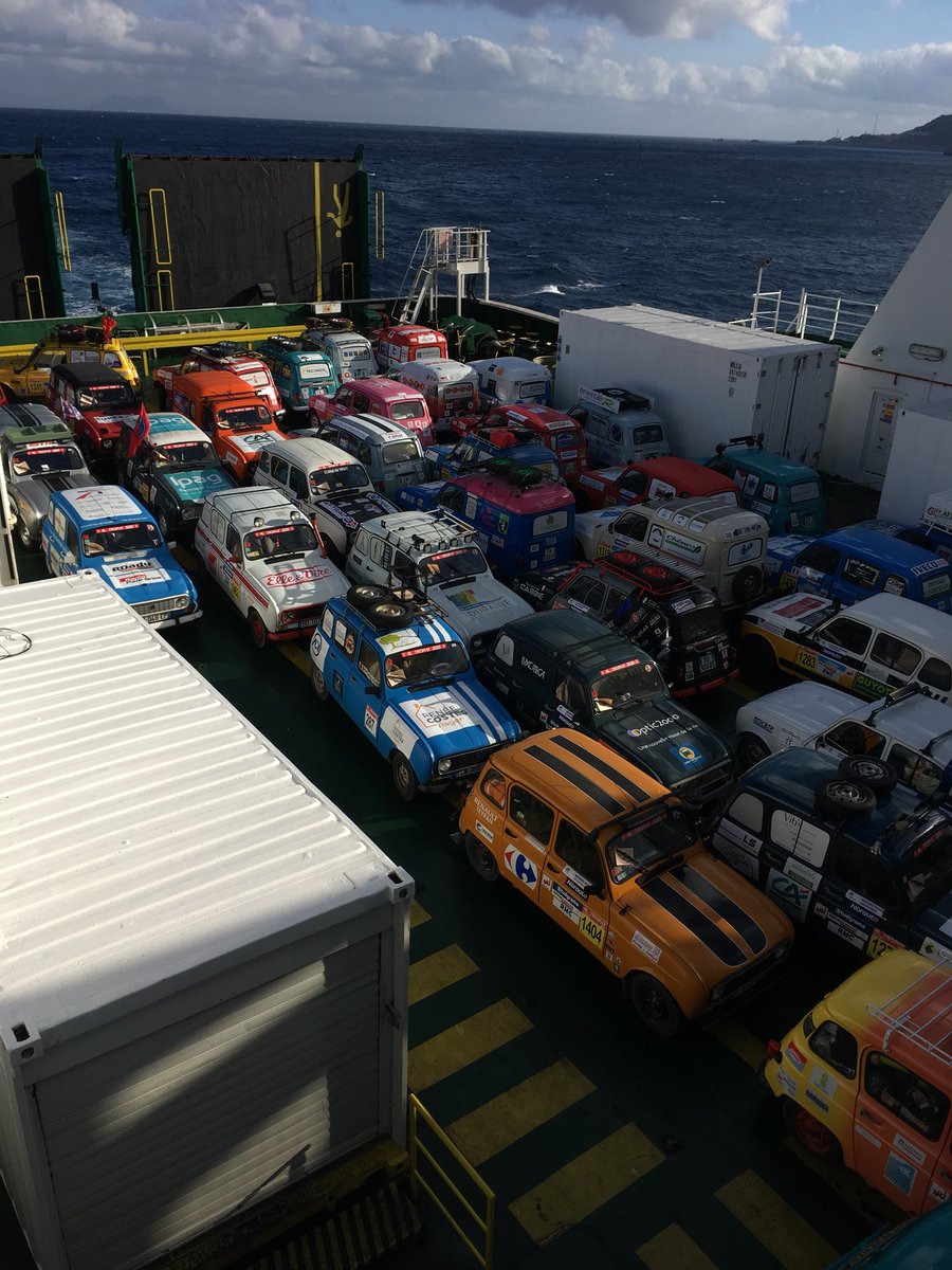 [Jour 6] [dimanche] 🚙
Dimanche dernier, nous avons pris le bateau à 7h le matin (le levé à été difficile) puis quelques 600kms entre Tanger et le Bivouac de Boulajoul dans l’Atlas à 1700m de haut ! Nous avons eu froid ! #4LTrophy2020 
#CM4L