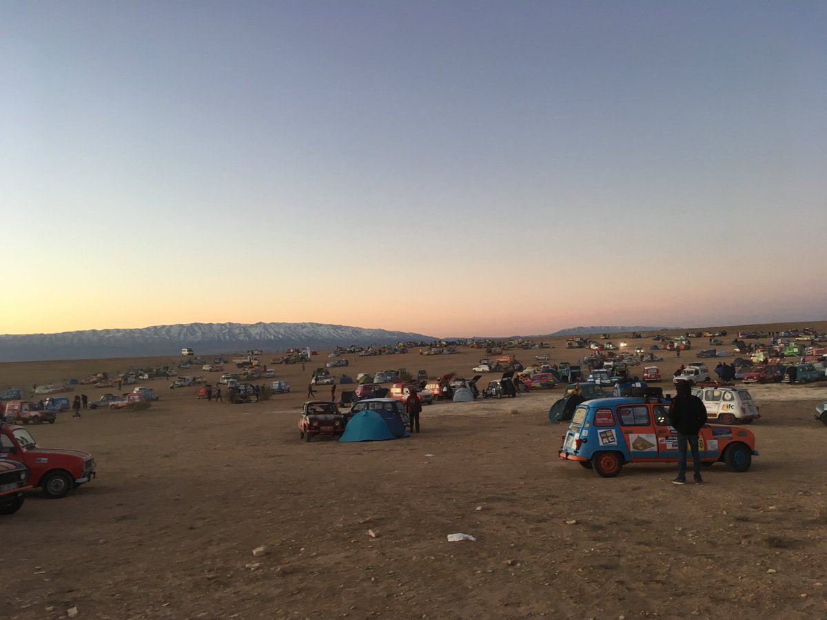 SquadraMassilia's tweet photo. [Jour 6] [dimanche] 🚙
Dimanche dernier, nous avons pris le bateau à 7h le matin (le levé à été difficile) puis quelques 600kms entre Tanger et le Bivouac de Boulajoul dans l’Atlas à 1700m de haut ! Nous avons eu froid ! #4LTrophy2020 
#CM4L https://t.co/DXZW1Fohdk