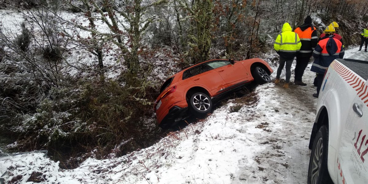 EmerxenciasOu's tweet photo. ntervienen patrulla de motoristas del Destacamento de Tráfico de la Guardia Civil de O Barco, patrulla de Seguridad Ciudadana de Trives y Protección Civil de Castro Candelas. Posible causa: mal estado de la calzada por nevada. https://t.co/1A9D7UjjeM