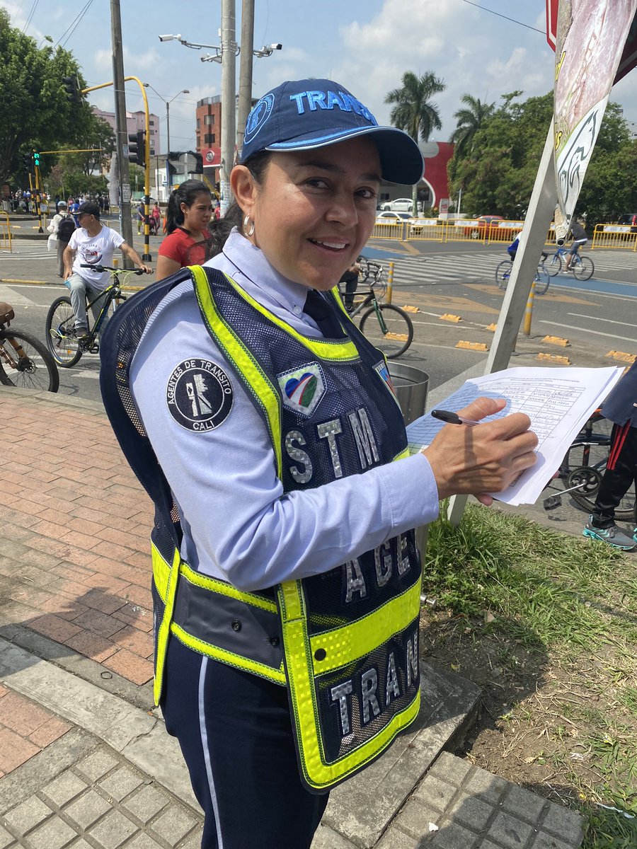 <a href="/MovilidadCali/">Secretaría de Movilidad de Cali</a> resaltar la humanidad de esta agente de Tránsito. No solo por ser solidaria! Nos regalo abrazos, sonrisas, seguridad, tranquilidad.
Hay gente linda!