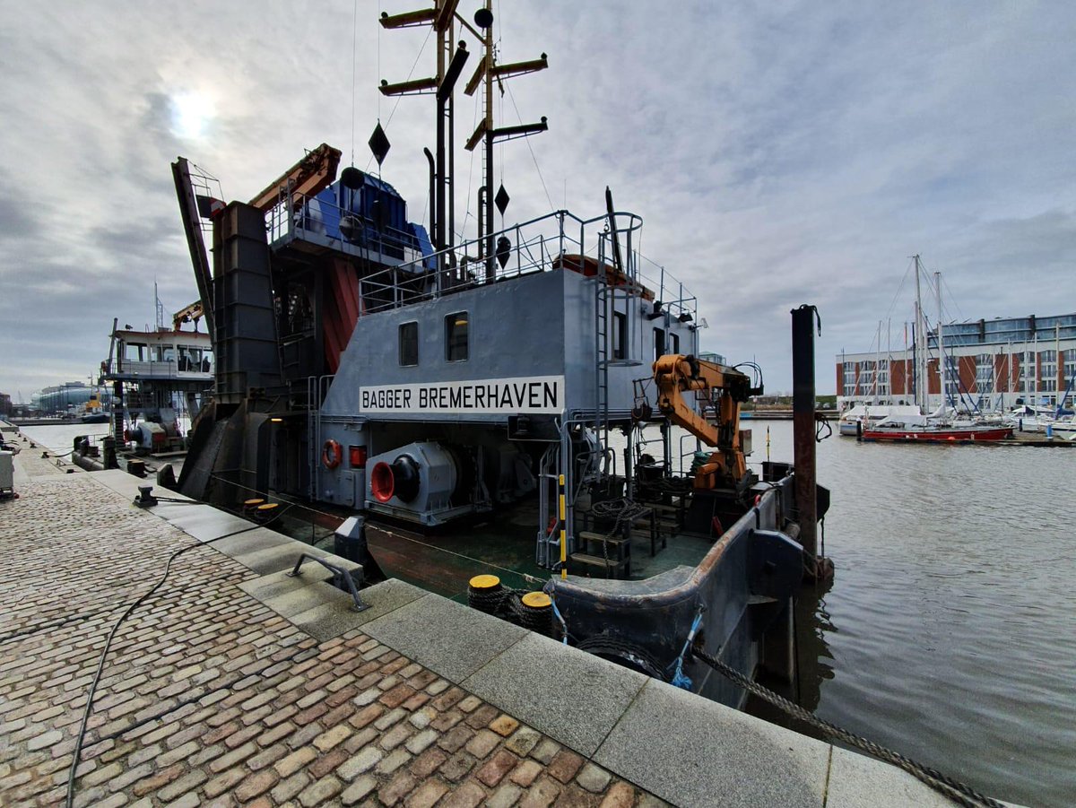 sailbhv's tweet photo. Die Vorbereitungen zur #SAIL2020 ⛵️ laufen: Der Neue Hafen wird innerhalb der nächsten fünf Wochen um 15.000 Kubikmeter Schlick erleichtert, sodass unsere #Großsegler im #August einlaufen können. #sailbremerhaven #bremerhaven #bremen Foto: Marco @butzkus https://t.co/0ZsD8UDCHV