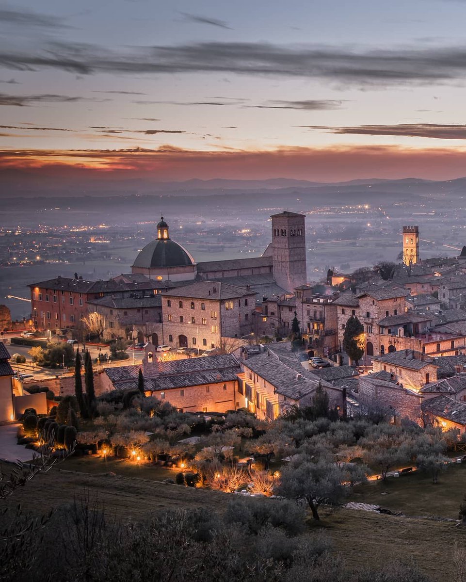 Assisi, the amazing city-sanctuary in Umbria where art, architecture, history and faith merge together 👉 bit.ly/Assisi_Umbria_…
#TreasureItaly #UNESCO <a href="/UmbriaTourism/">Umbria Tourism</a> 
📷 IG roberto_giacche_photographer