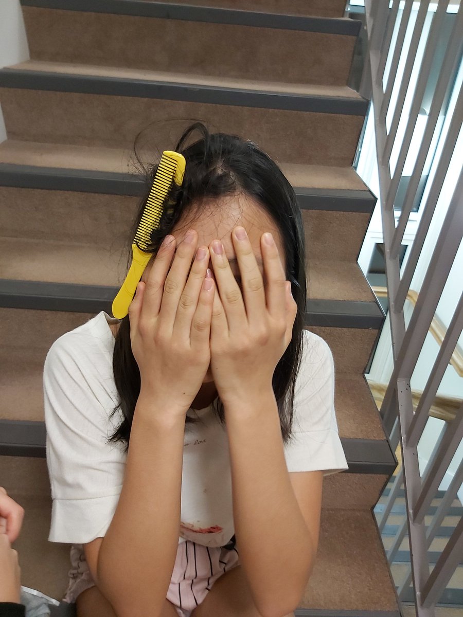 Life is always unpredictable in West! 🙈 After 45 minutes of detangling Sarah's comb was liberated 💪