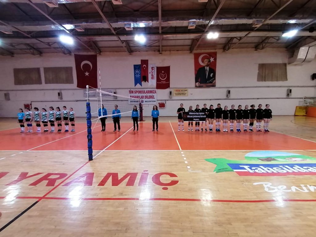 GSB_Canakkale's tweet photo. Şehitlerimiz İçin Tek Yürek Olduk 🇹🇷Bayramiç ilçemizde gerçekleşen müsabakalar öncesi voleybolcularımız, İdlib bölgesinde hain saldırı sonucu şehit olan kahraman askerlerimiz anısına “Milletimizin Başı Sağ Olsun” pankartı ile sahaya çıktı. 

@kasapoglu @hamzayerlikaya @mehbaykan https://t.co/J67ucfzoSS