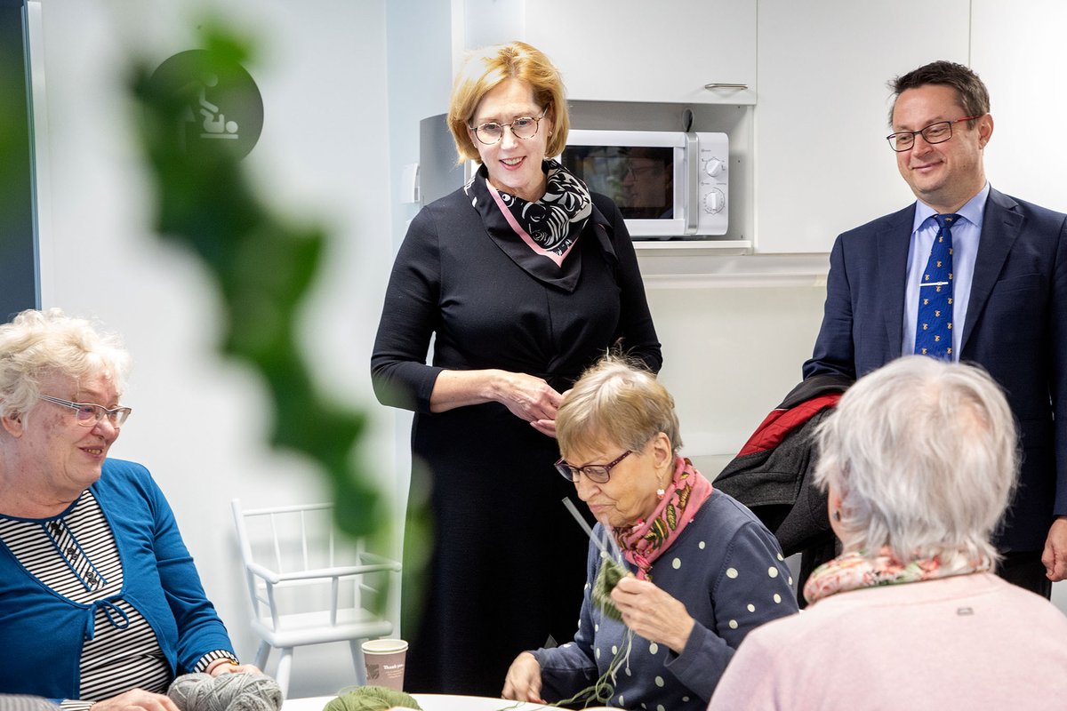 LahdenKaupunki's tweet photo. Työministeri @TuulaHaatainen tutustui tänään Lahden Palvelutoriin ja TE-palveluihin. Ministeri ehti jututtaa myös Palvelutorin Olkkarissa maanantaista käsityöhetkeä viettävää ystäväporukkaa. #palvelutori #lahdenpalvelutori #lahti https://t.co/DDpablvvmi