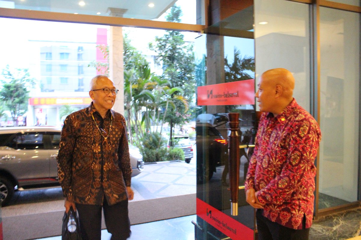 SBITarakan's tweet photo. Pimpinan Swiss-Belhotel Tarakan, Bapak Ireng Maulana beserta jajaran manajemen menyambut ketibaan Direktur Hulu Pertamina, Bapak Dharmawan Samsu dan rombongan di Swiss-Belhotel Tarakan pada hari ini. https://t.co/CFxHGsycd1