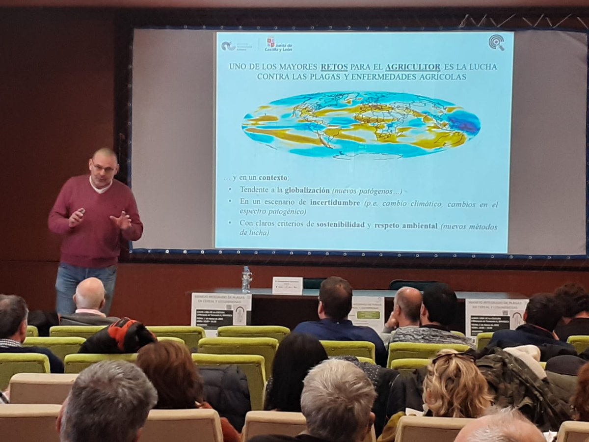 FundacionUBU's tweet photo. Es el turno de Constantino Caminero, de #Itacyl, que explica el Observatorio de #plagas y enfermedades de Castilla y León respecto a las Leguminosas https://t.co/ufh2Q6xdjD