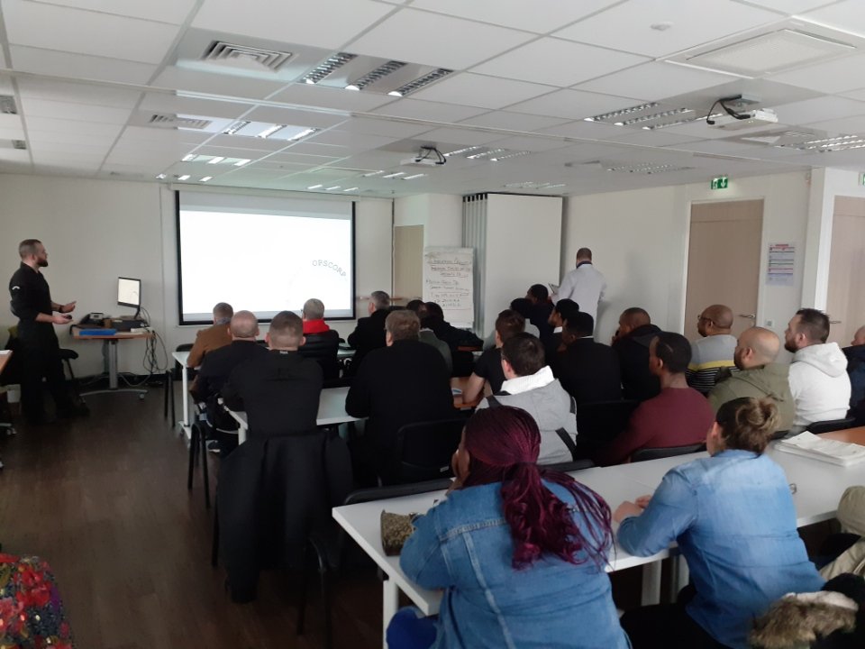 GaellePatronPE's tweet photo. A la découverte des métiers de la sécurité. Employeur et organisme de formation présents au pôle emploi le Mans gare. #mixitepro #egalite 🙌👍 https://t.co/SjLdZOpS0M