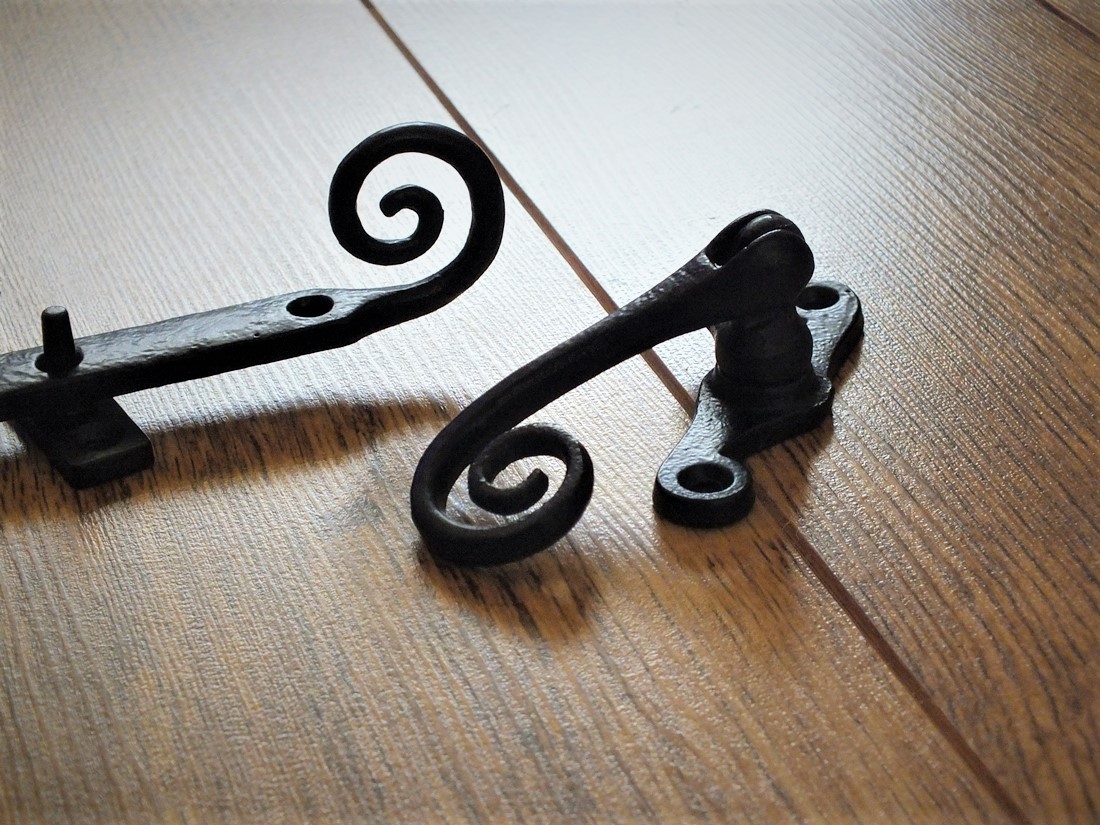 BritIronmongery's tweet photo. This #Britishmade @MonkeyTail #casementwindow furniture from @BritIronmongery
This #castiron #windowfurniture is #handmade in a traditional English ironfoundry &amp; will add instant charm &amp; character to any #newbuild or #vintagehome
https://t.co/Ieik4PtQSS https://t.co/0FRDtGXdGl