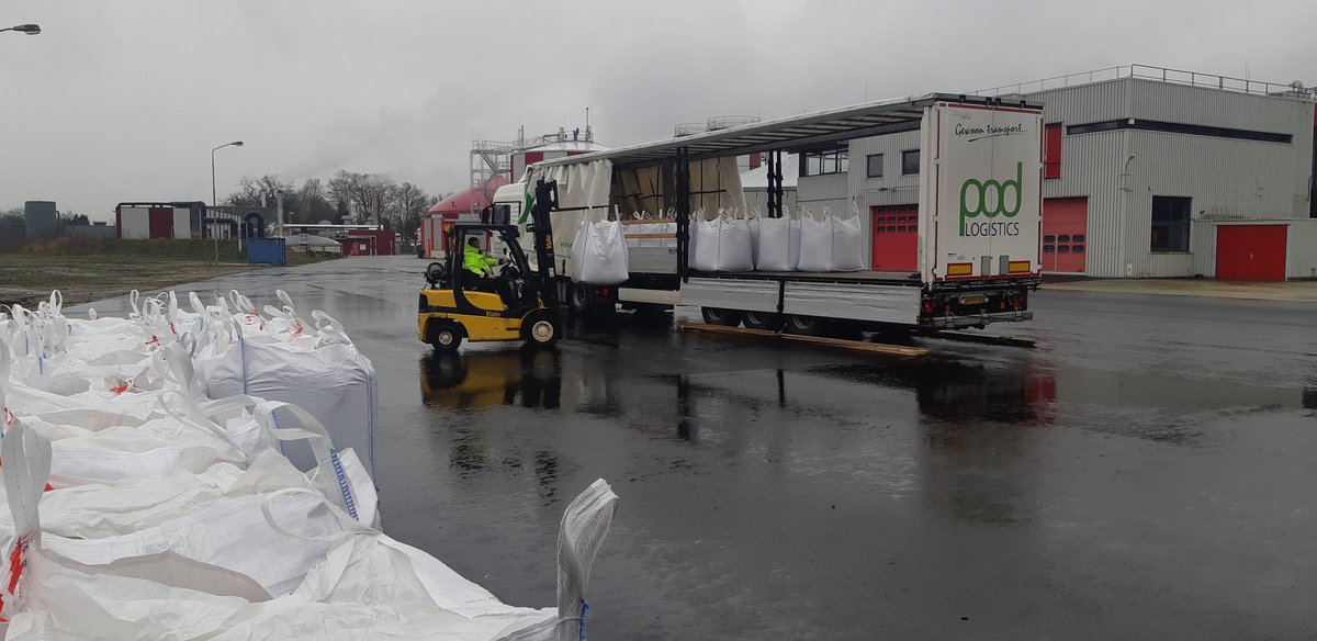 #rwziApeldoorn Begonnen met het afvoeren van 130 ton #struviet in samenwerking met <a href="/OstaraTech/">Ostara</a> Goede zaak dat deze kostbare #grondstof verwerkt wordt. #fosfaat #phosphates #nutrientrecovery #nuresys #circulareconomy #struvite #phosphorus #duurzaam #werkenbijhetwaterschap