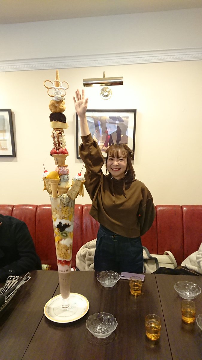 acappe_seek's tweet photo. O・F・Aまじでライブ呼んでくれてありがとう！めちゃくちゃ楽しいライブでした！！！
写真はパフェより小さいありーです。これ食べた後もパフェ食べたそうにしてました。 https://t.co/opxD9IKu0Y