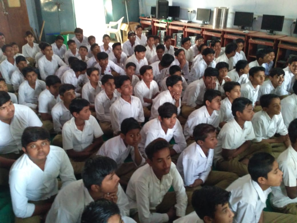 SPWestKutch's tweet photo. "આજરોજ તા.૦૨/૦૩/૨૦૨૦ ના રોજ નલિયા પોલીસ સ્ટેેેેશન વિસ્તારમાંં આવેલ વી.એલ. હાઈસ્કુલમાં નાર્કોટીકસ અવેરનેસ સેમિનાર યોજવામાં આવેલ."

#NarcoticsAwareness
#westkutchbhujpolice https://t.co/3PdQLRDvxr