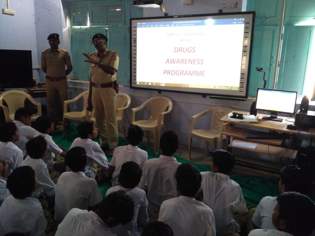 SPWestKutch's tweet photo. "આજરોજ તા.૦૨/૦૩/૨૦૨૦ ના રોજ નલિયા પોલીસ સ્ટેેેેશન વિસ્તારમાંં આવેલ વી.એલ. હાઈસ્કુલમાં નાર્કોટીકસ અવેરનેસ સેમિનાર યોજવામાં આવેલ."

#NarcoticsAwareness
#westkutchbhujpolice https://t.co/3PdQLRDvxr