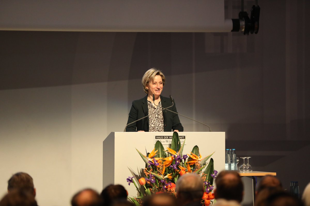 SEZ_Europa's tweet photo. „Innovationen waren und sind der Treibstoff unserer baden-württembergischen Erfolgsgeschichte“, so Frau Dr. Nicole Hoffmeister-Kraut #MdL, Ministerin für #Wirtschaft, Arbeit und Wohnungsbau des Landes #BadenWürttemberg beim #OIKBW2020 des @WM_BW. https://t.co/6HvRI14pGk