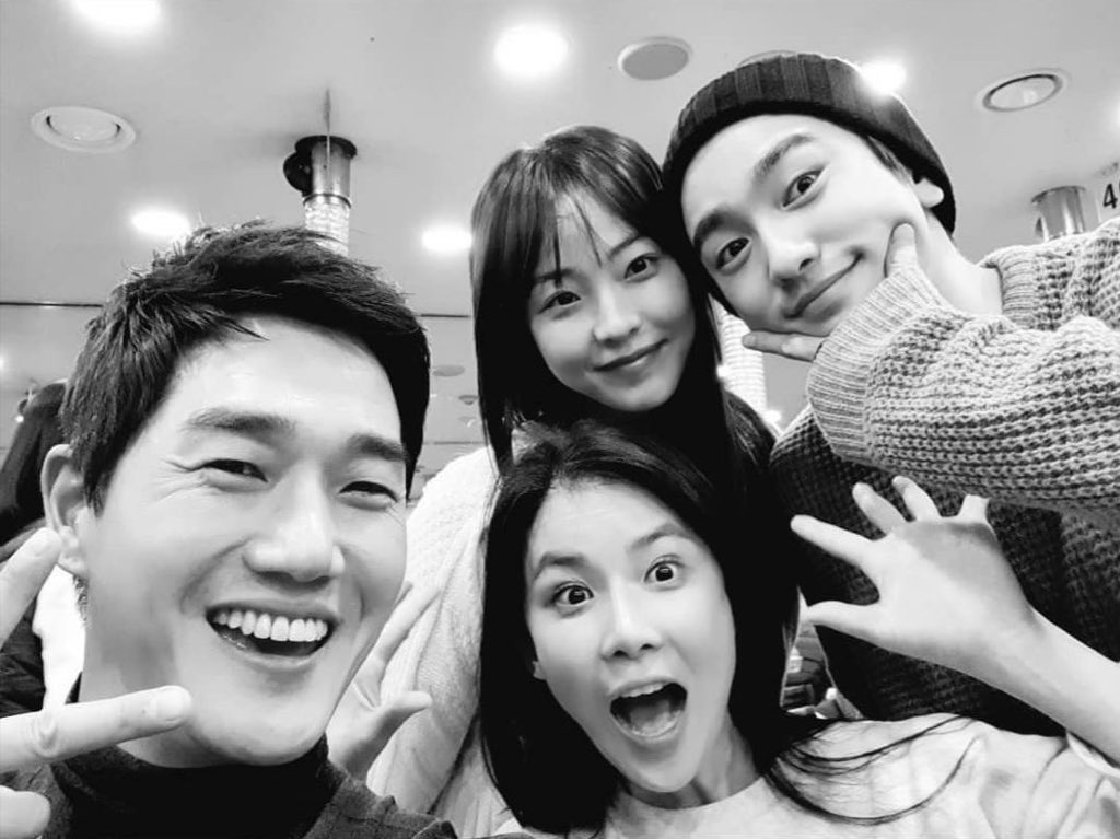 _sunshine501's tweet photo. จินยองกับคิมจีซู
จินยองกับอึนจีซู 
จินยองกับยุนจีซู
555555555555555 😂 https://t.co/oSNOItHqWS