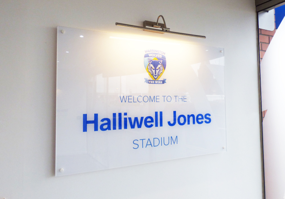 SignsNorthwest's tweet photo. Warrington Wolves Acrylic Interior Mounted Signs! Contact us at enquiries@signsnw.co.uk #signsnorthwest #northwestsigns #acrylicsigns #interiorsigns #officesigns #receptionsigns #mountedsigns #digitalprinting #signbranding #warringtonwolves #halliwelljonesstadium https://t.co/3xnwFtGIiY