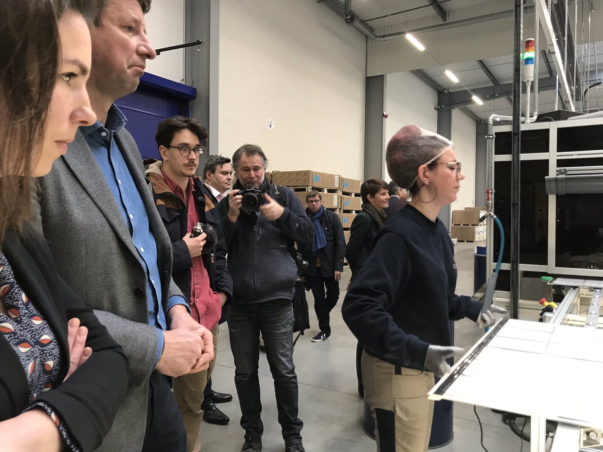 yjadot's tweet photo. À #Nantes avec Julie @laernoes @NantesEnsemble. Visite avec @DirigeantsResp de @Systovi qui fabrique notamment le panneau qui récupère le plus d’énergie solaire au monde. Les énergies renouvelables innovent et créent des emplois partout en France. https://t.co/kHTaeyDuYT