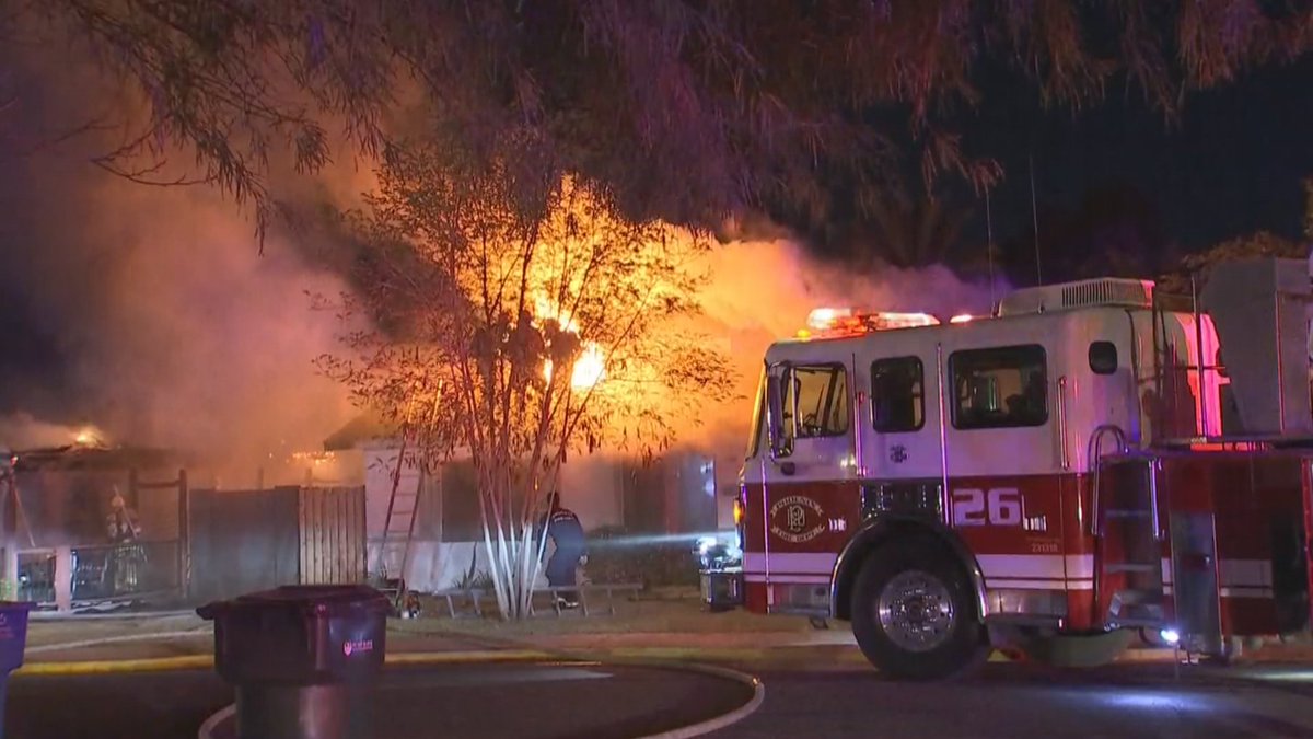 azfamily's tweet photo. #BREAKING: Crews with @PHXFire battle huge fire that engulfed one home and spread to another
https://t.co/Ck022FlEze https://t.co/nDVoueqqRh