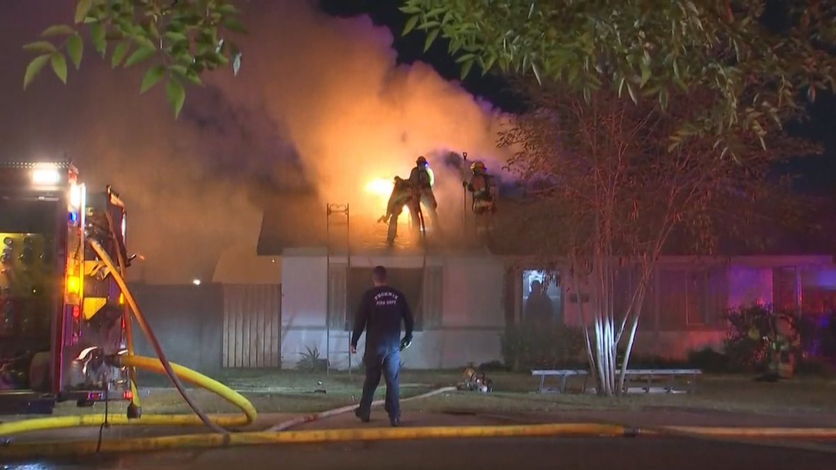 azfamily's tweet photo. #BREAKING: Crews with @PHXFire battle huge fire that engulfed one home and spread to another
https://t.co/Ck022FlEze https://t.co/nDVoueqqRh