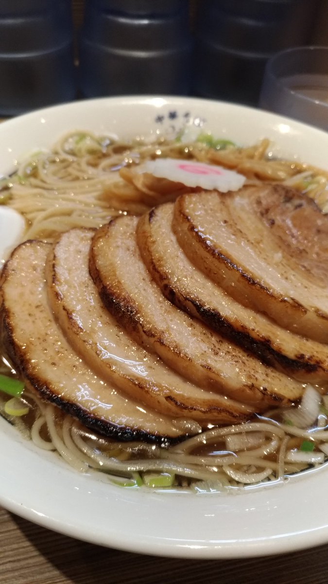 今日のラーメン
中華そば六感堂
肉入り(白) 1080円
華月咲さん(@sachan_0109 )
がいらっしゃるお店なんですけど、前回は黒、今回は白ということでどっちも美味しかったんですけど自分は白派ですね。
あと学生証を見せると大盛り無料なのでボリュームも十分。
ご馳走様でした。