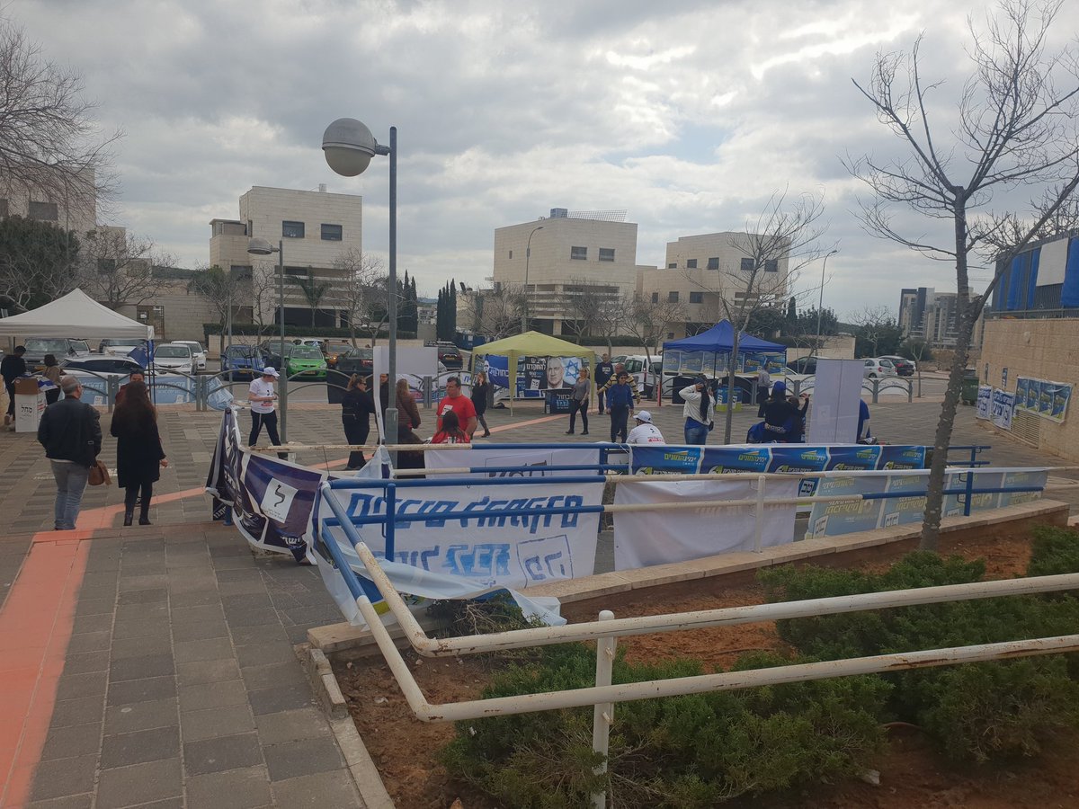 Dror_i24news's tweet image. Et c'est reparti pour un tour #IsraElex2020 Ici devant mon bureau de vote à #Modiin Rdv sur @i24NEWS_FR tout au ling de la journée ( et au-delà ) pour tout savoir sur ce 3eme scrutin en un an