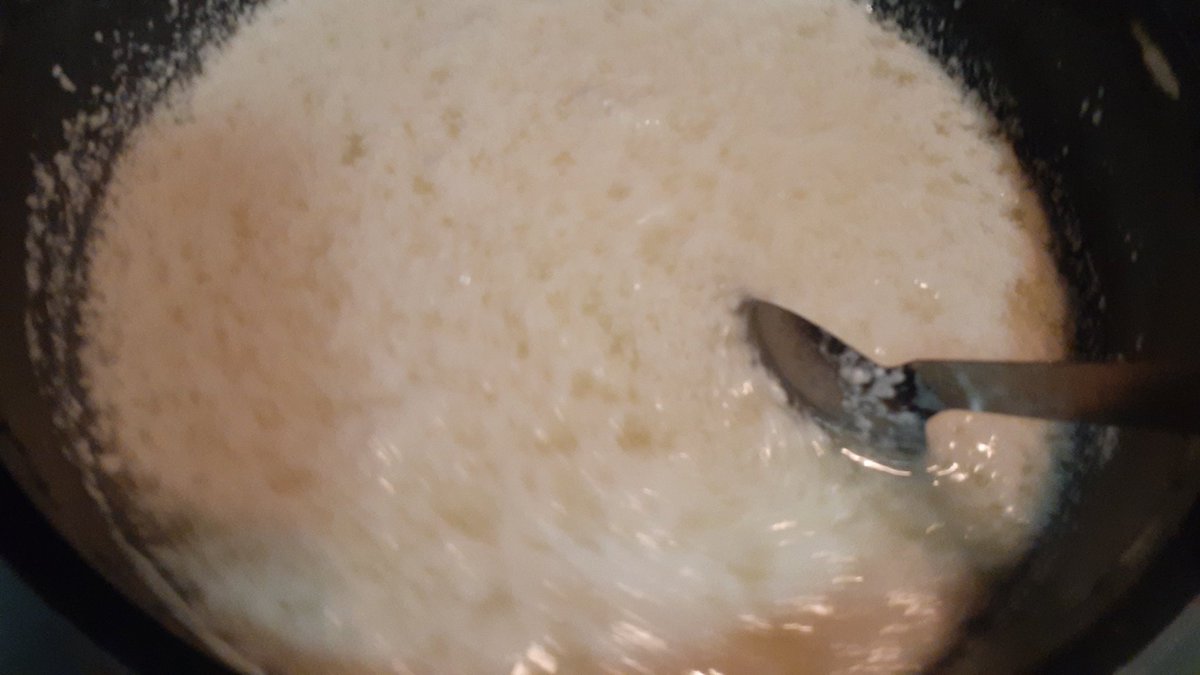 Junktokyo 自家製カッテージチーズ 牛乳1リットルを沸騰するちょい手前まで温める 酢かレモン汁大さじ4を入れてよく混ぜる もろもろに分離してきたらキッチンペーパーを敷いたザルにあける 水気が切れたら完成 水分はホエイ 乳清 なのでそのまま飲ん