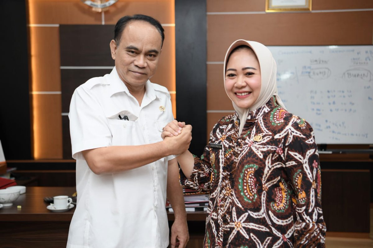 dyah_h_pratiwi's tweet photo. Senin (2/3) di Jakarta saya berdiskusi dgn Wakil Menteri Desa, Pembangunan Daerah Tertinggal dan Transmigrasi, Budi Arie Setiadi, tentang upaya memajukan Badan Usaha Milik Desa (Bumdes). Mudah mudahan Bumdes kita bisa memberikan kesejahteraan utk masyarakat di desa. https://t.co/LMHuSLKPKi