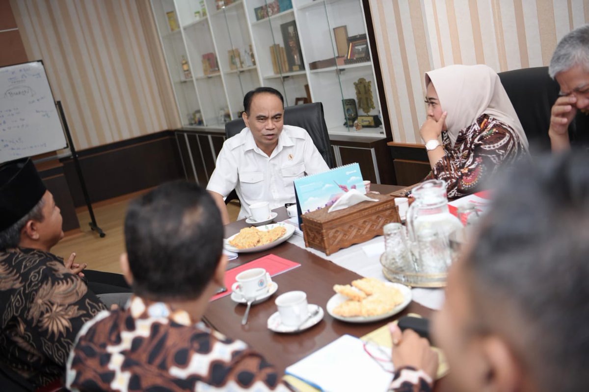 dyah_h_pratiwi's tweet photo. Senin (2/3) di Jakarta saya berdiskusi dgn Wakil Menteri Desa, Pembangunan Daerah Tertinggal dan Transmigrasi, Budi Arie Setiadi, tentang upaya memajukan Badan Usaha Milik Desa (Bumdes). Mudah mudahan Bumdes kita bisa memberikan kesejahteraan utk masyarakat di desa. https://t.co/LMHuSLKPKi