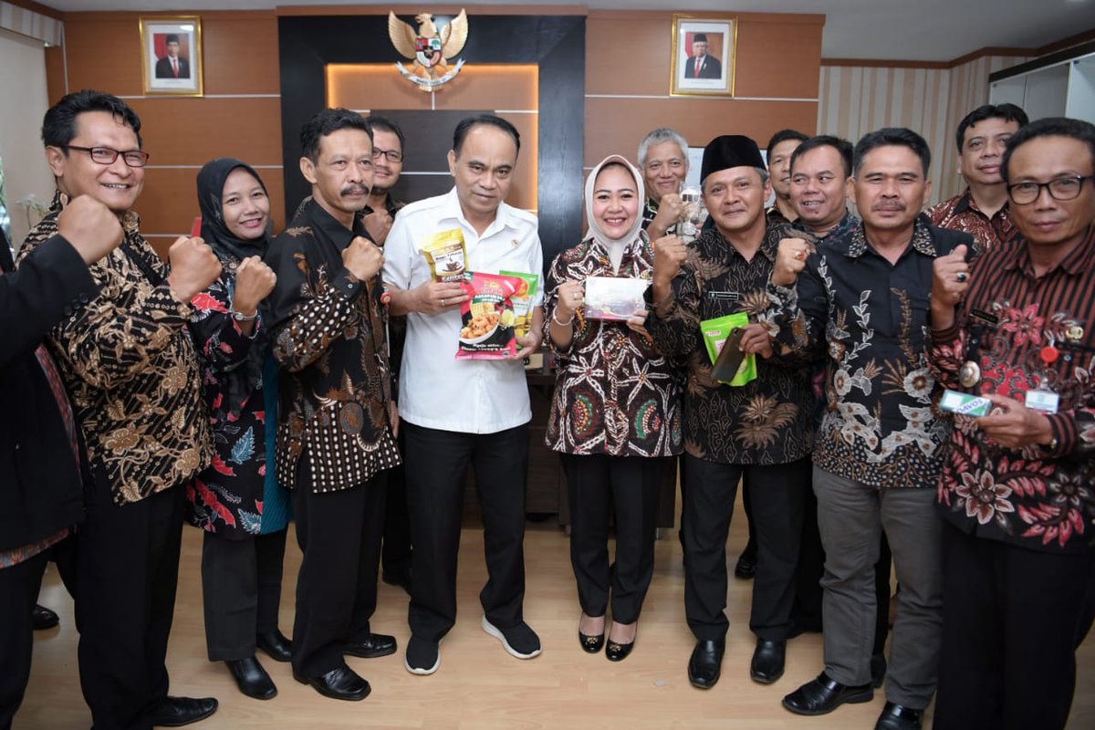 dyah_h_pratiwi's tweet photo. Senin (2/3) di Jakarta saya berdiskusi dgn Wakil Menteri Desa, Pembangunan Daerah Tertinggal dan Transmigrasi, Budi Arie Setiadi, tentang upaya memajukan Badan Usaha Milik Desa (Bumdes). Mudah mudahan Bumdes kita bisa memberikan kesejahteraan utk masyarakat di desa. https://t.co/LMHuSLKPKi