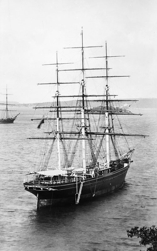 The 'Cutty Sark' awaiting a #cargo of wool in Sydney Harbour, 1890. In July 1889, is recorded that the SS Britannia, when steaming at 15–16 knots was overtaken in the night by the Cutty Sark doing 17 knots.

#sailcargo