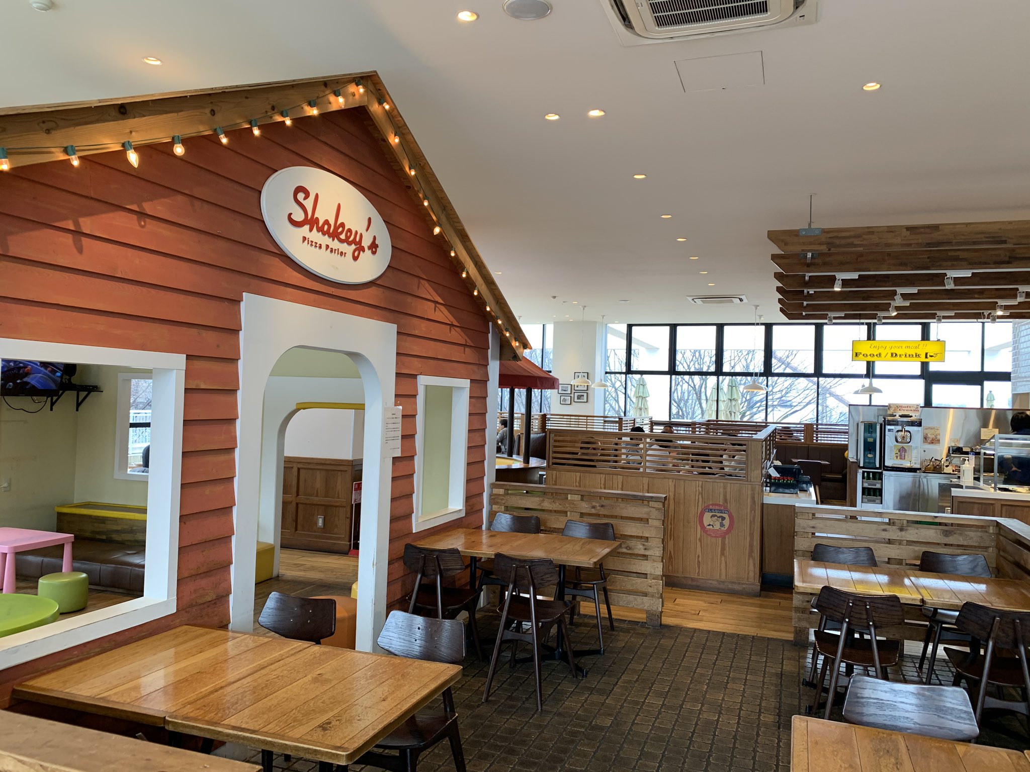 中野キュー シェーキーズよみうりランド店 サラダバーを使う時にはアルコール消毒をしてから 色々対策されてました よみうりランドが臨時休園でも店内は2 30名お客さんがいる状態 いや 普段の平日知らないけど ガラッガラってわけではなさそう 特別に