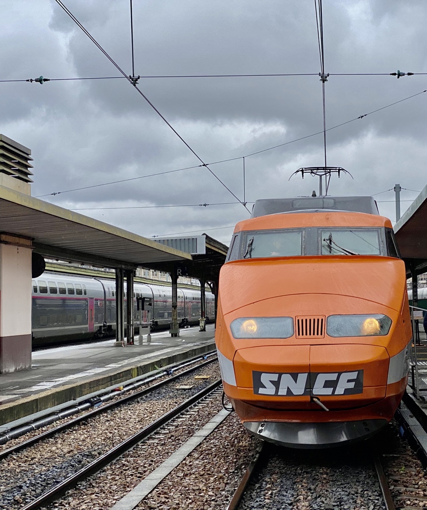 #AuRevoirPatrick surveille sa gare natale sous la pluie 🌧
