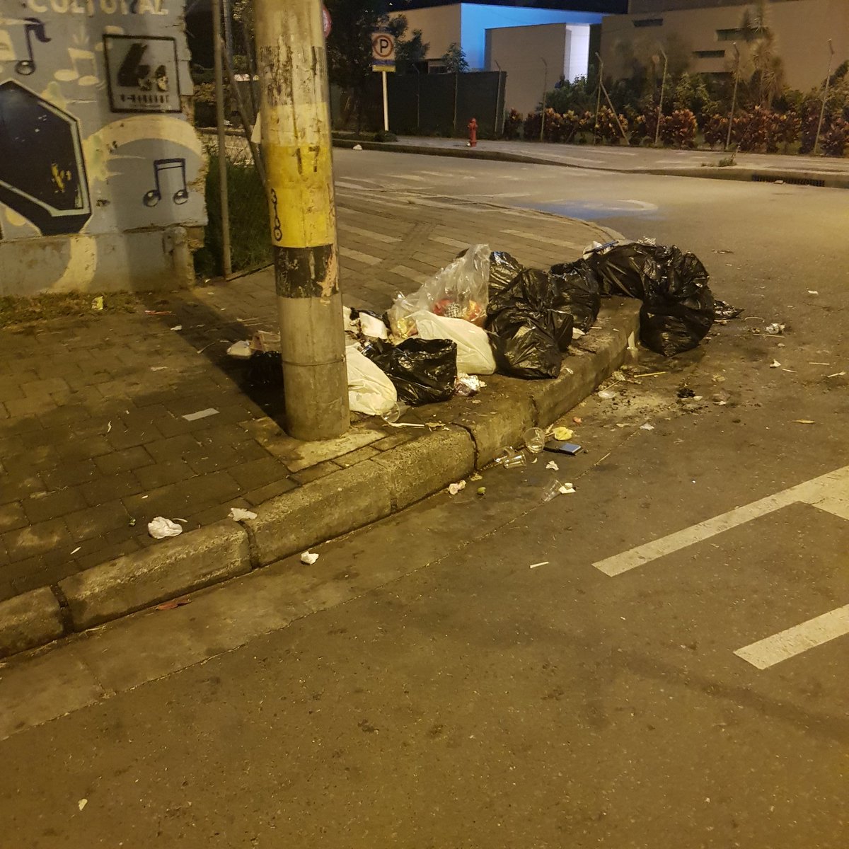 sergioarangorpo's tweet photo. @AlcaldiadeMed @Emvarias @QuinteroCalle señores increíble la cochinada en la que permanece cuidad del rio las 24 horas, no hay control de basuras, de habitantes de la calle, de plazas de vicio. Hasta cuándo? https://t.co/DHElAFQLNM