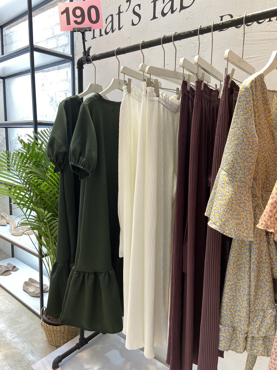 looookmai's tweet photo. ร้านเสื้อผ้าที่ลงไปคราวก่อนชื่อว่า December’s นะ นี่ไปช้อปที่สาขา The Market มา คนน้อย เลือกสบาย ร้านใหญ่ ของเยอะ แบบเสื้อผ้าหลากหลายกว่าตรงลิโด้ ที่สำคัญคือ 190 บาททุกตัว ทั้งร้าน (ถามมาให้แล้วว่าลดไปเรื่อยๆ ยังไม่มีกำหนด) ใครเล็งตัวไหนไว้ซื้อเลย 190 บาท ทุกตัวราคาเดียว 190!!! https://t.co/QLiYyBM2yZ