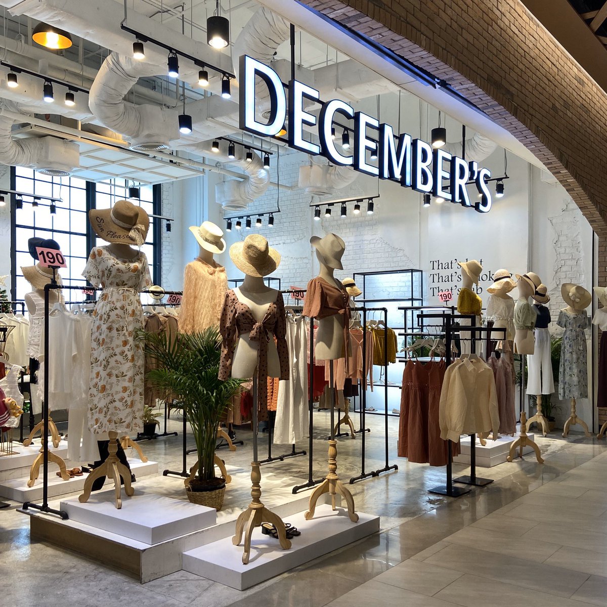 looookmai's tweet photo. ร้านเสื้อผ้าที่ลงไปคราวก่อนชื่อว่า December’s นะ นี่ไปช้อปที่สาขา The Market มา คนน้อย เลือกสบาย ร้านใหญ่ ของเยอะ แบบเสื้อผ้าหลากหลายกว่าตรงลิโด้ ที่สำคัญคือ 190 บาททุกตัว ทั้งร้าน (ถามมาให้แล้วว่าลดไปเรื่อยๆ ยังไม่มีกำหนด) ใครเล็งตัวไหนไว้ซื้อเลย 190 บาท ทุกตัวราคาเดียว 190!!! https://t.co/QLiYyBM2yZ