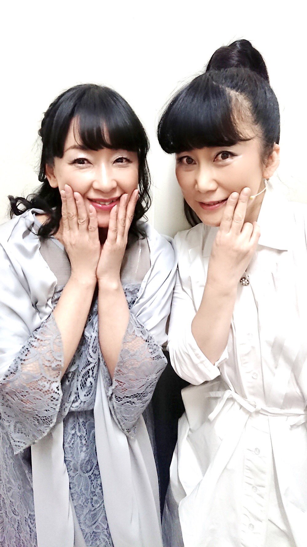 Twitter 上的 声優 古川登志夫 青二プロダクション 左から アンフィシアター版 火の鳥 黎明編 で ヒナク を演じた皆口裕子さんと サトメ を演じた柿沼紫乃 二人ともワンコ好きの仲良しさんです 終演後楽屋の廊下で T Co Lixprqdan4