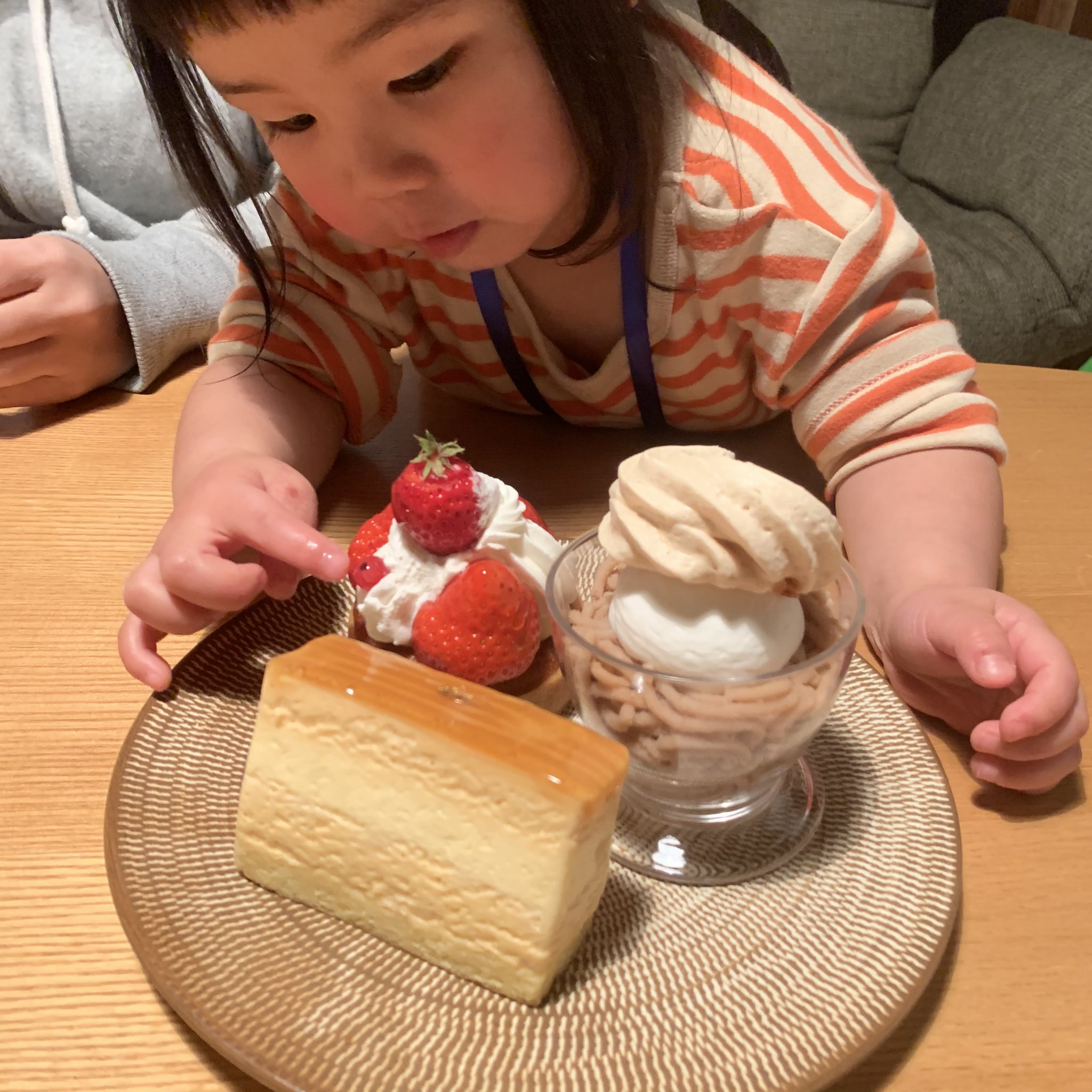 畳バカがいる店 たたみの福田 妻のリクエスト ジャックのケーキ 久しぶりに あぁ 美味いなぁ と思ったケーキでした 娘も我慢出来ずに苺を触ってますw 福岡 福岡市 パティスリージャック ケーキ ジャック モンブラン エクレア タルト オペラ