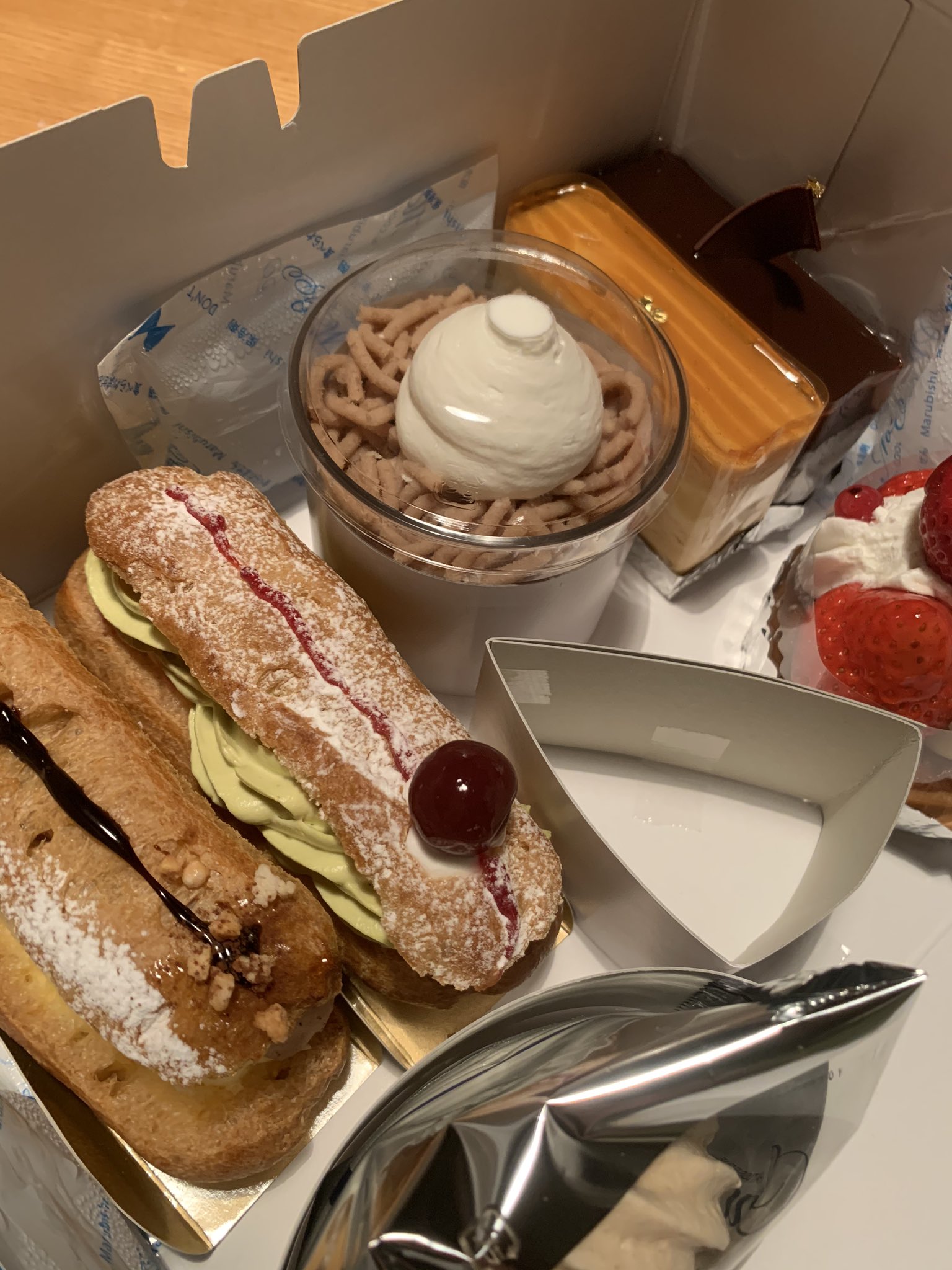 畳バカがいる店 たたみの福田 妻のリクエスト ジャックのケーキ 久しぶりに あぁ 美味いなぁ と思ったケーキでした 娘も我慢出来ずに苺を触ってますw 福岡 福岡市 パティスリージャック ケーキ ジャック モンブラン エクレア タルト オペラ