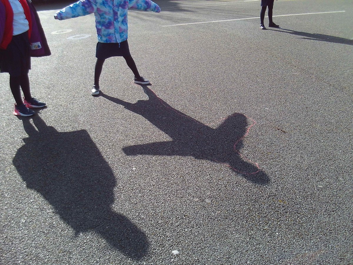 3rdClassASGNS2's tweet photo. Ms. McCarron's class learned about light and shadows in science last month. Today, we drew the outline of our shadows, the trees and the school.☀️ https://t.co/ZgTTUgizZP