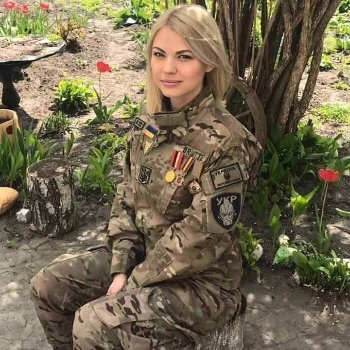 Украина девушки военные. Украинки в военной форме.
