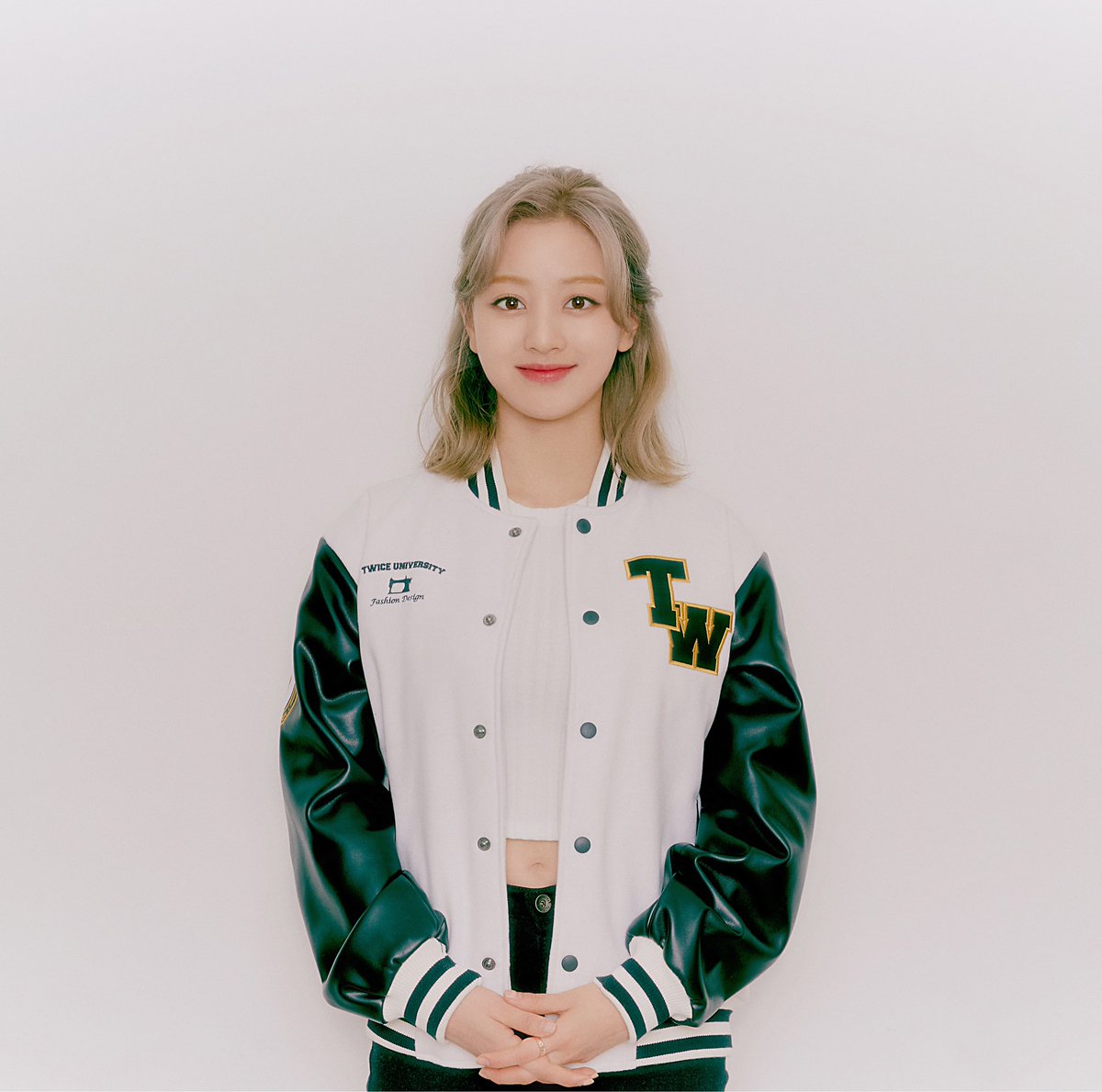 JYPETWICE's tweet photo. 새내기들아, 학교생활에 적응할 수 있게 우리가 도와줄게😄

#TWICE #트와이스 #TWICEUNIV_패션동아리 https://t.co/qEbsWhDPBb