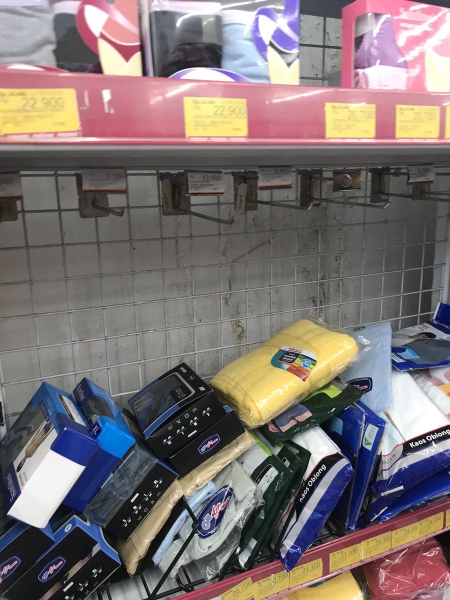 CindyHardika's tweet photo. Cari masker di jakarta be like ... https://t.co/dyIkFAFwJr