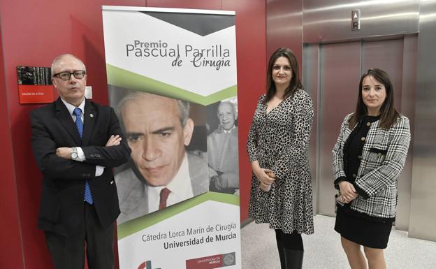AreaUnoArrixaca's tweet photo. 📢Beatriz Febrero @BeatrizFebrero, #CirugíaEndocrina del @AreaUnoArrixaca @Murciasalud,ha sido la ganadora del Premio #PascualParrilla de Cirugía de la Cátedra #LorcaMarín. 
La Dra. en el centro de la 📸
¡Muchas felicidades!🤗🤗
@UMU @IMIB_Arrixaca @aecirujanos @cirugiaespanola https://t.co/Z7hOsXlUuJ