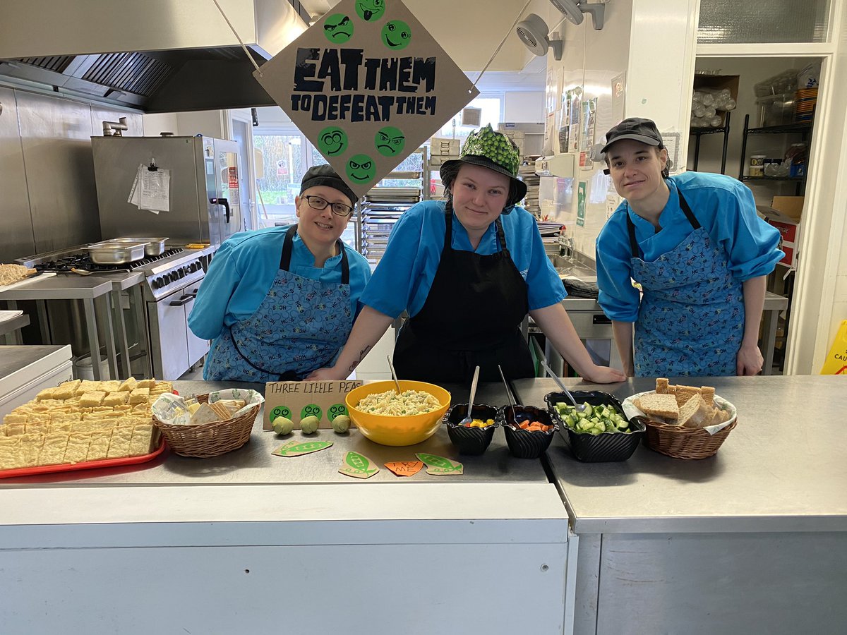 PrimaryButts's tweet photo. #eatthemtodefeatthem @HC3S #HC3S fantastic pea displays to@promote eating vegetables . #healthyeating https://t.co/BlVvbify5H