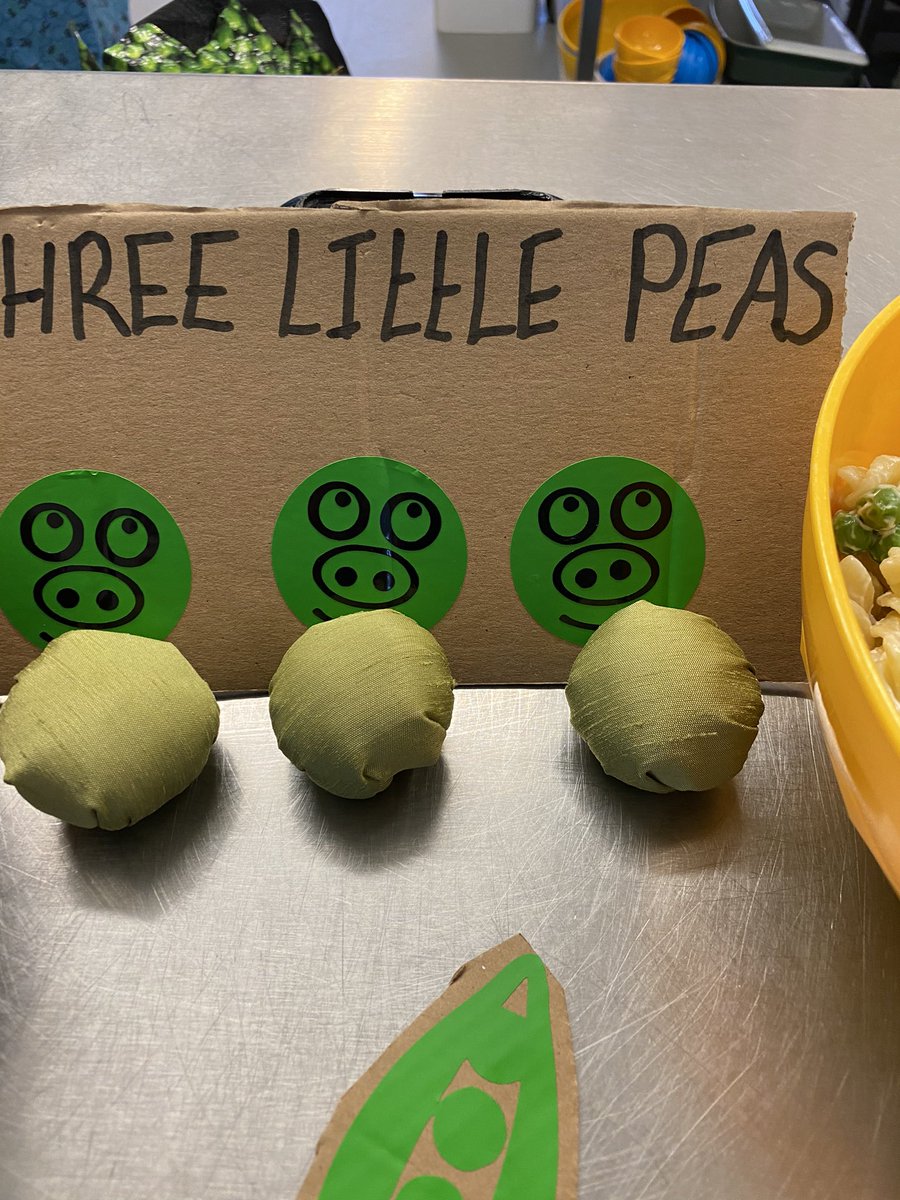 PrimaryButts's tweet photo. #eatthemtodefeatthem @HC3S #HC3S fantastic pea displays to@promote eating vegetables . #healthyeating https://t.co/BlVvbify5H