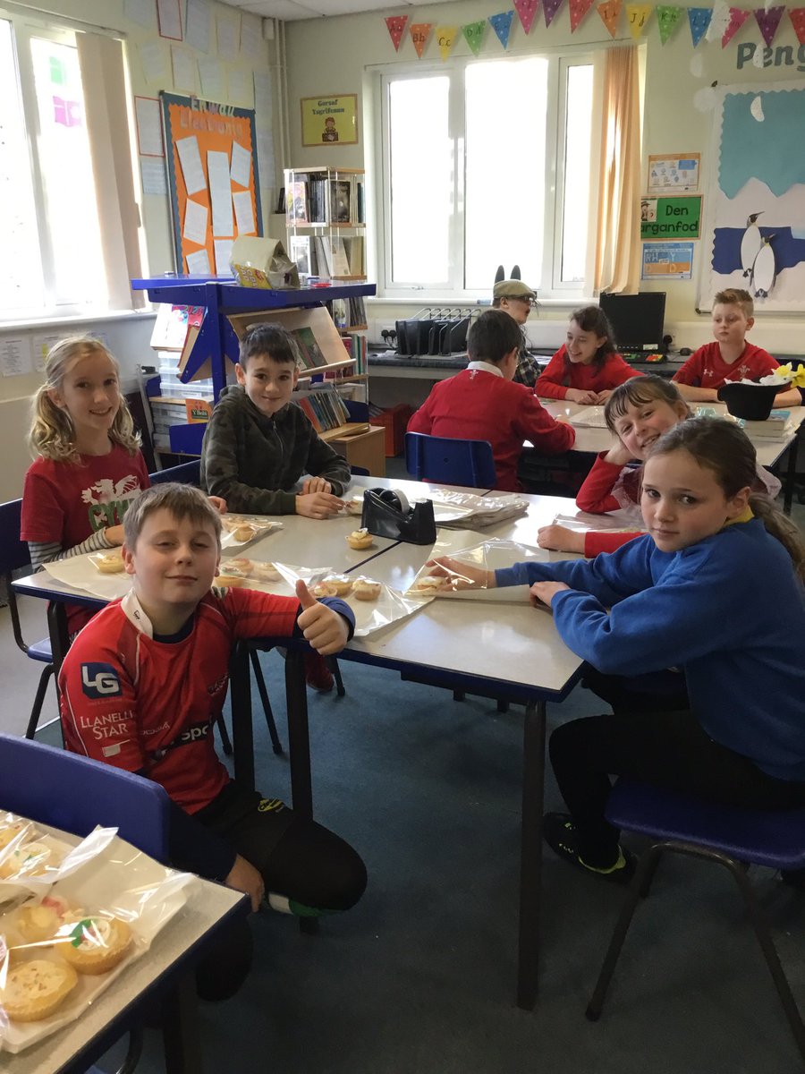 BroBrynach's tweet image. Pawb yn brysur yn coginio cacennau Cymreig #cacennau 🏴󠁧󠁢󠁷󠁬󠁳󠁿 

Busy baking Welsh cupcakes #cupcakes 🏴󠁧󠁢󠁷󠁬󠁳󠁿