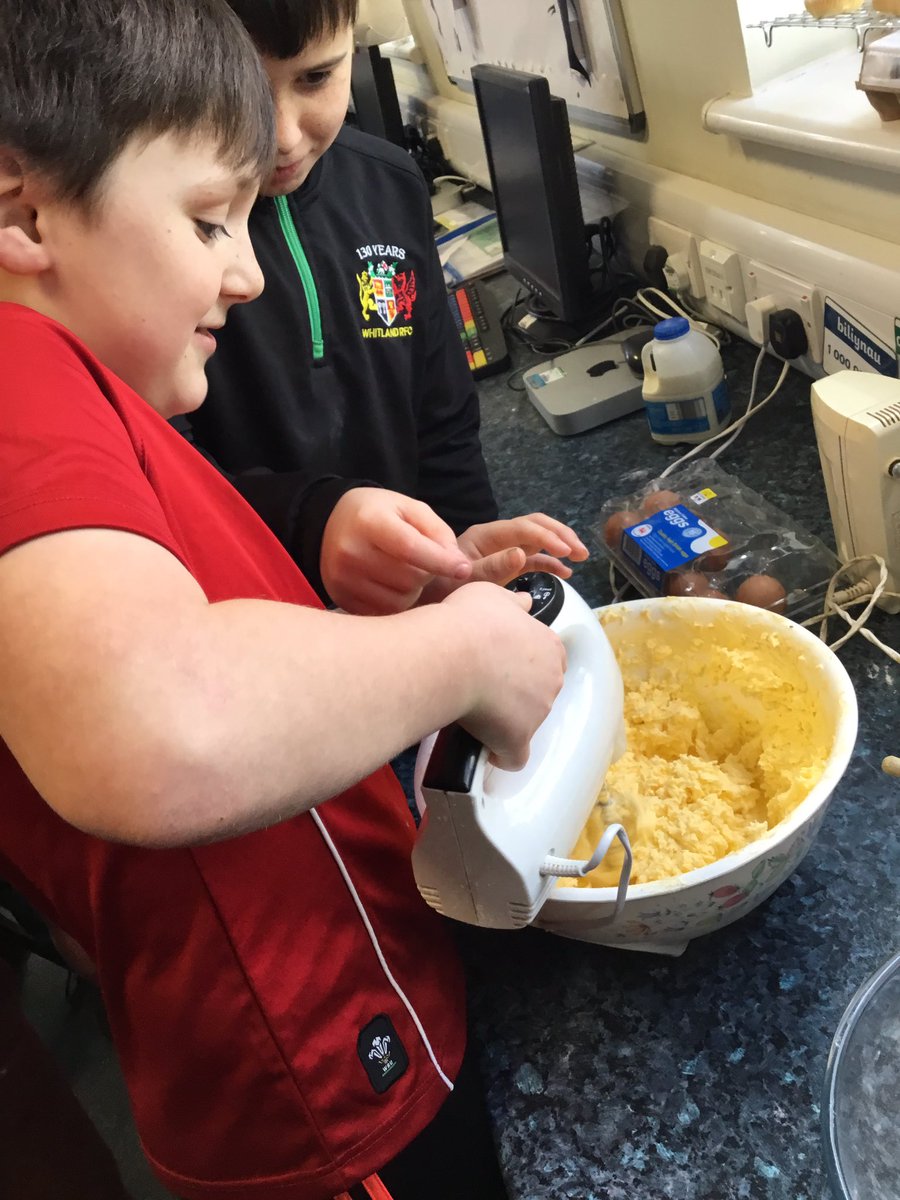 BroBrynach's tweet image. Pawb yn brysur yn coginio cacennau Cymreig #cacennau 🏴󠁧󠁢󠁷󠁬󠁳󠁿 

Busy baking Welsh cupcakes #cupcakes 🏴󠁧󠁢󠁷󠁬󠁳󠁿