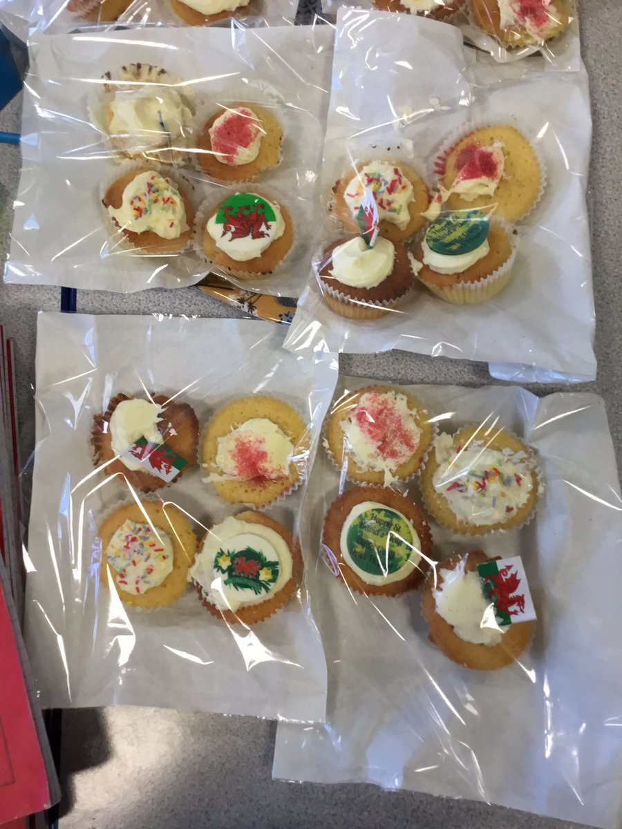 BroBrynach's tweet image. Pawb yn brysur yn coginio cacennau Cymreig #cacennau 🏴󠁧󠁢󠁷󠁬󠁳󠁿 

Busy baking Welsh cupcakes #cupcakes 🏴󠁧󠁢󠁷󠁬󠁳󠁿