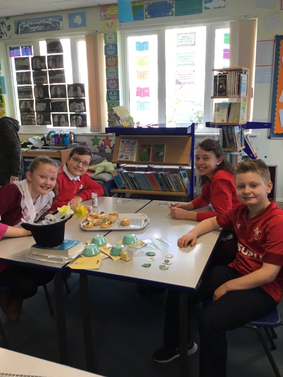 BroBrynach's tweet image. Pawb yn brysur yn coginio cacennau Cymreig #cacennau 🏴󠁧󠁢󠁷󠁬󠁳󠁿 

Busy baking Welsh cupcakes #cupcakes 🏴󠁧󠁢󠁷󠁬󠁳󠁿