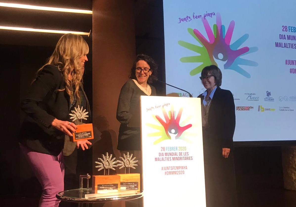 plataformamm's tweet photo. Lliurament del reconeixement a la #DraMontserratMilà per la seva trajectòria i compromís professional a favor de les #MalaltiesMinoritàries a càrrec d'una representant d'
@ACSXFragil #DMMM2020 #JuntsfemPinya https://t.co/XAojX0Z9PZ